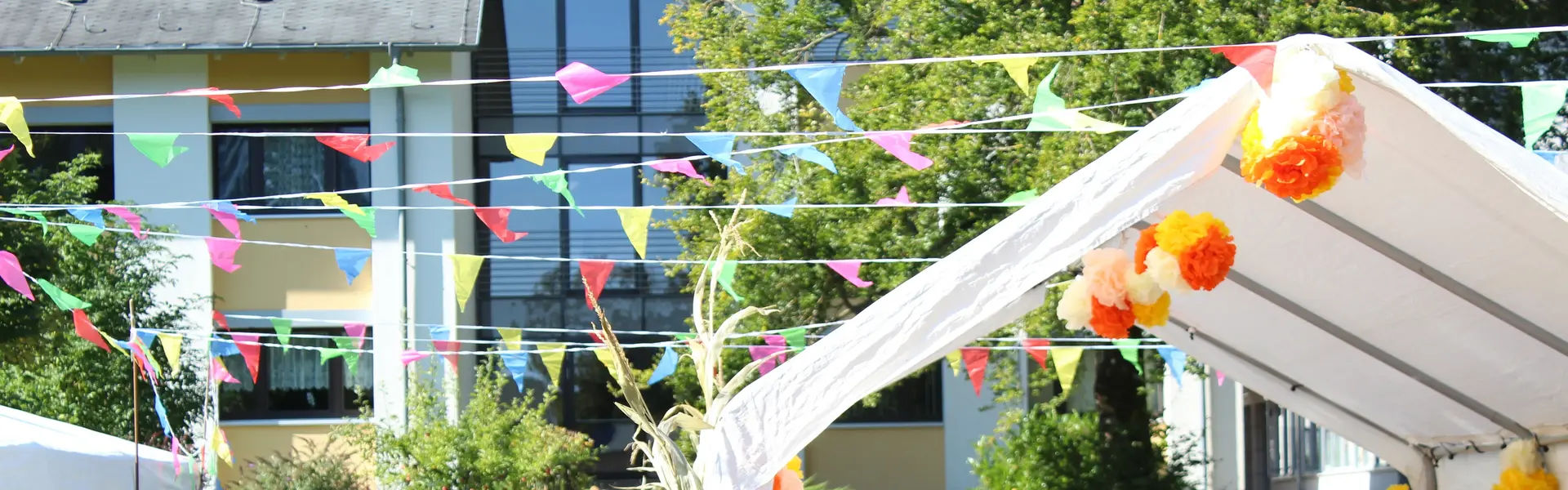 Bunte Wimpel und Partyzelt